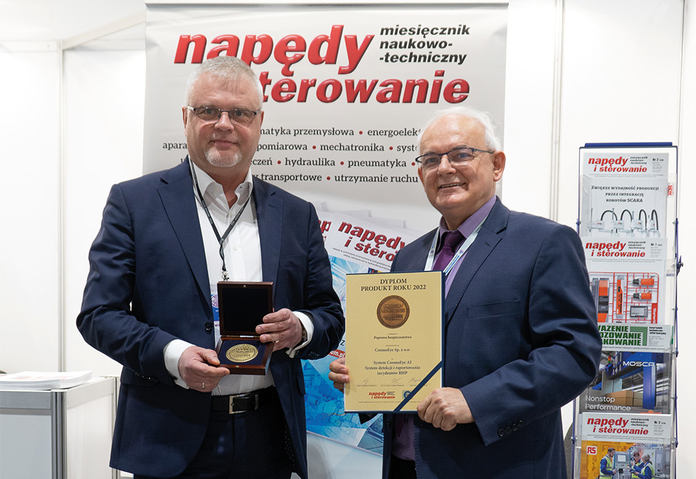 Prezes firmy CosmoEye Kosma Kindlik odbiera nagrodę od  Przedstawiciela Miesięcznika NiS